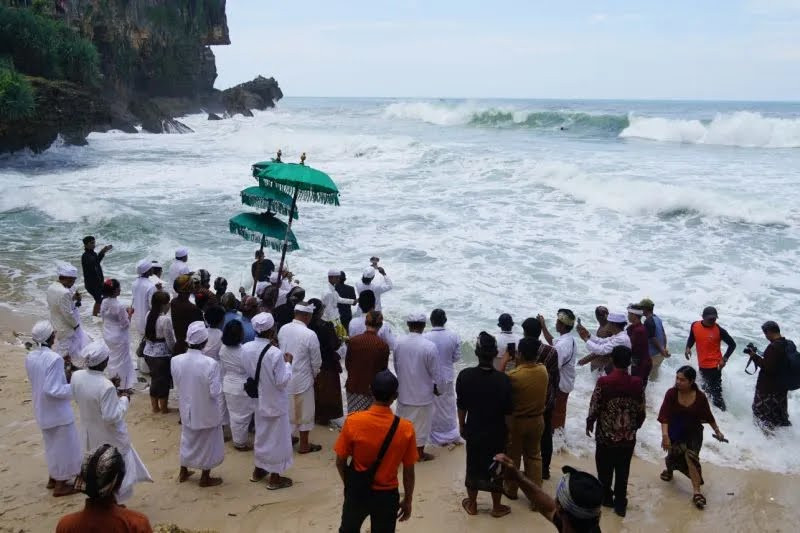Kemenag Ajak Umat Jaga Keharmonisan dan Toleransi dalam Upacara Melasti di Pantai Ngobaran