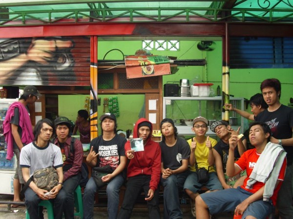 Lingkar Hitam: Menyatukan Musik, Menyalurkan Hobi